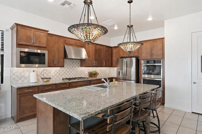 Rustic charm meets modern kitchen elegan