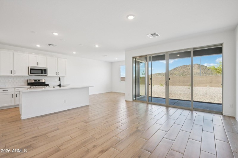 6-web-or-mls-77th Dr-S1403-006