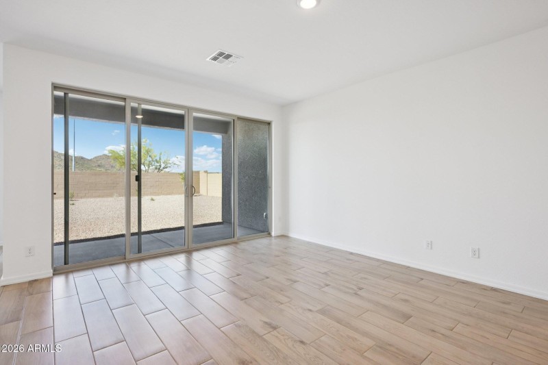 7-web-or-mls-77th Dr-S1403-007