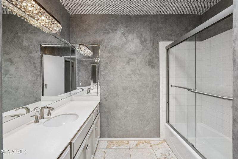 32-web-or-mls-E Solano Dr-L1403-032