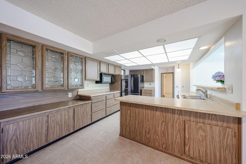 Kitchen with breakfast bar