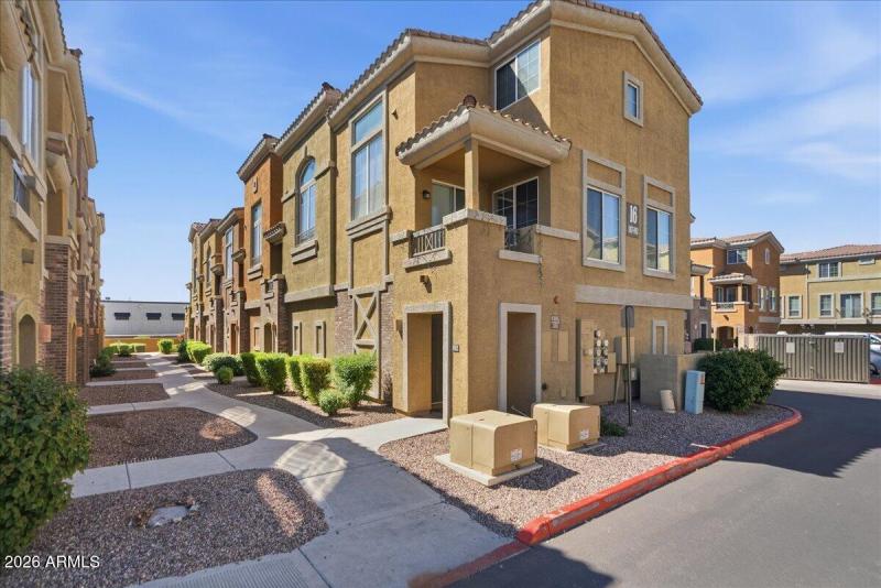 01-18250 N Cave Creek Rd #190_RedHogMedi