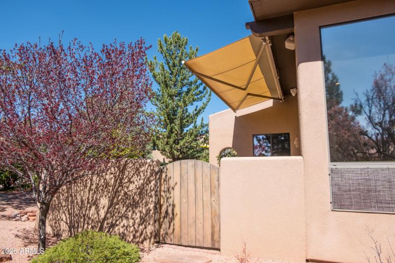 Retractable awning