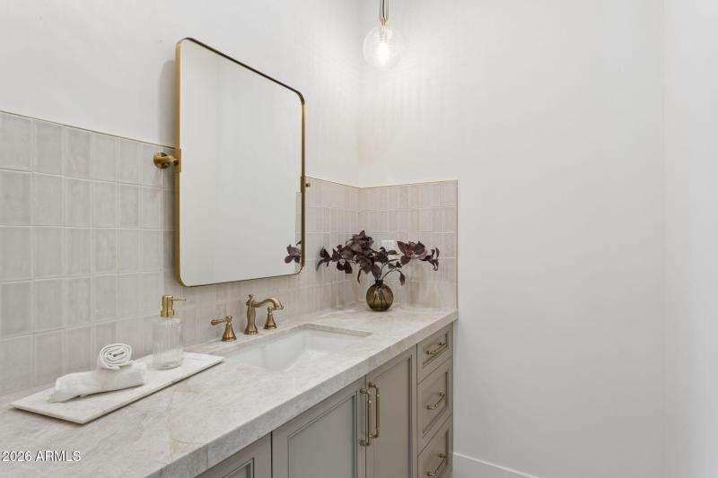 36-web-or-mls-7019-e-vista-dr