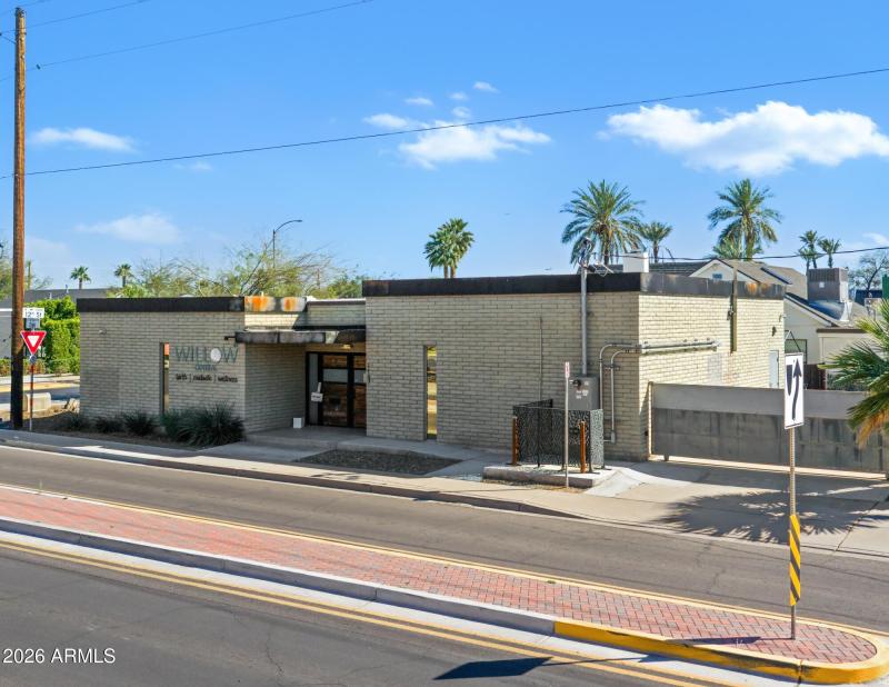 1197 E Oak St- Brochure Cover