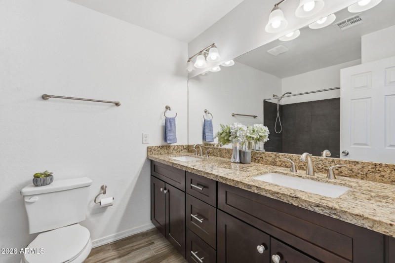 Upstairs Full Bathroom