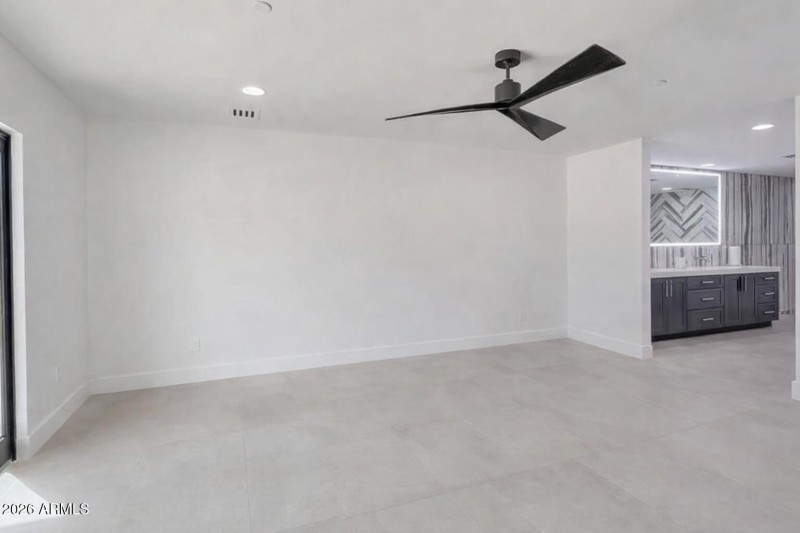 9027N82ndSt_vac (5)