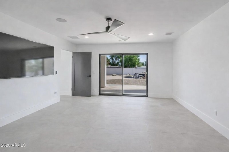 9027N82ndSt_vac (6)