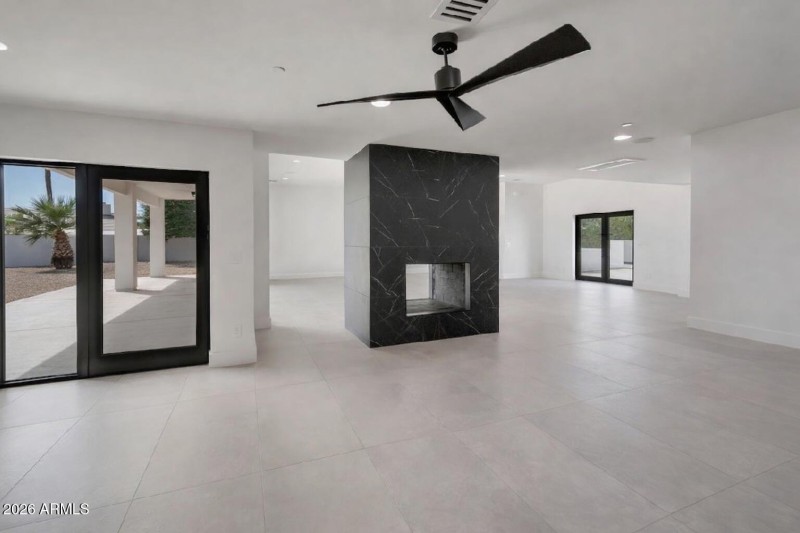 9027N82ndSt_vac
