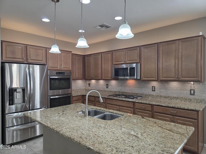 Granite Kitchen with Gas Cooktop