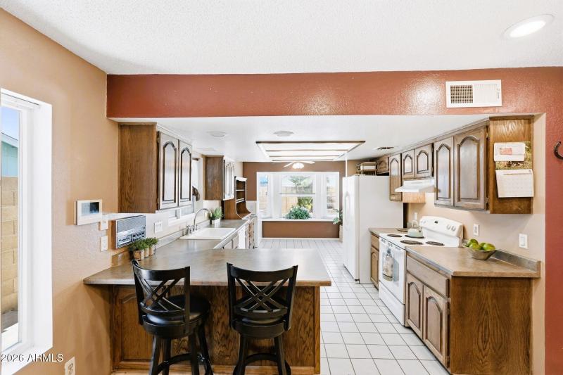 Kitchen and Breakfast Bar