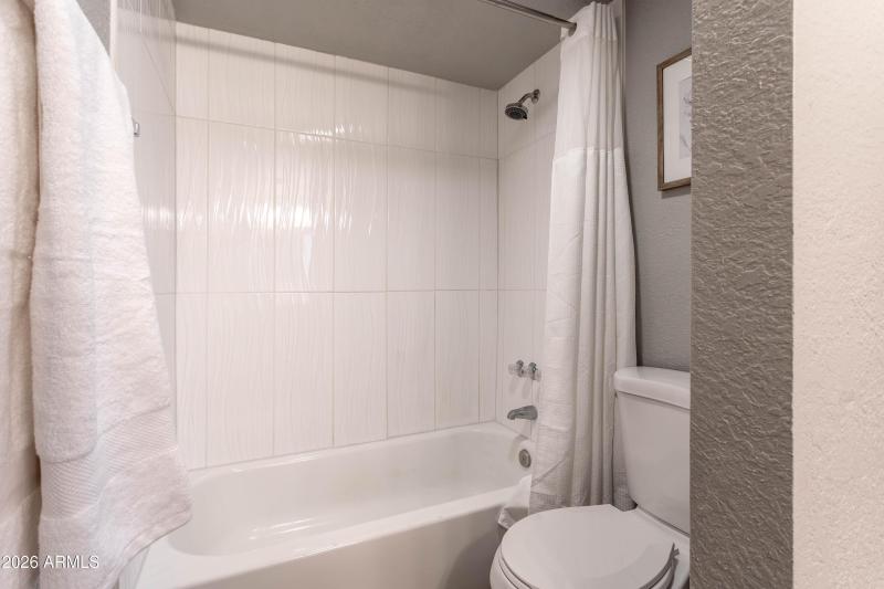 primary bedroom bathroom 02