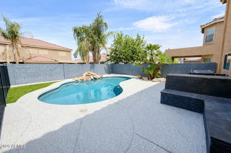 Pool with built in seating