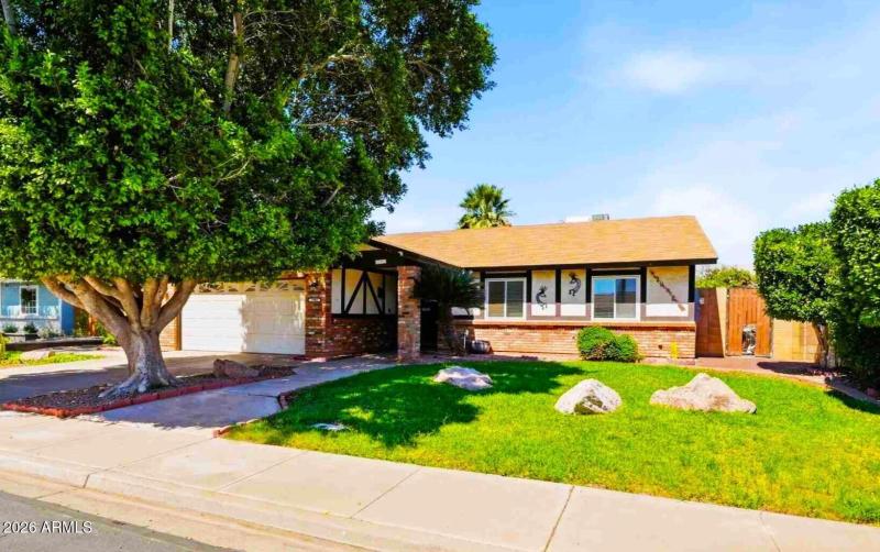 4 Bedroom Home with a Pool!