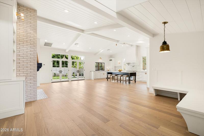 Great room /w dining nook