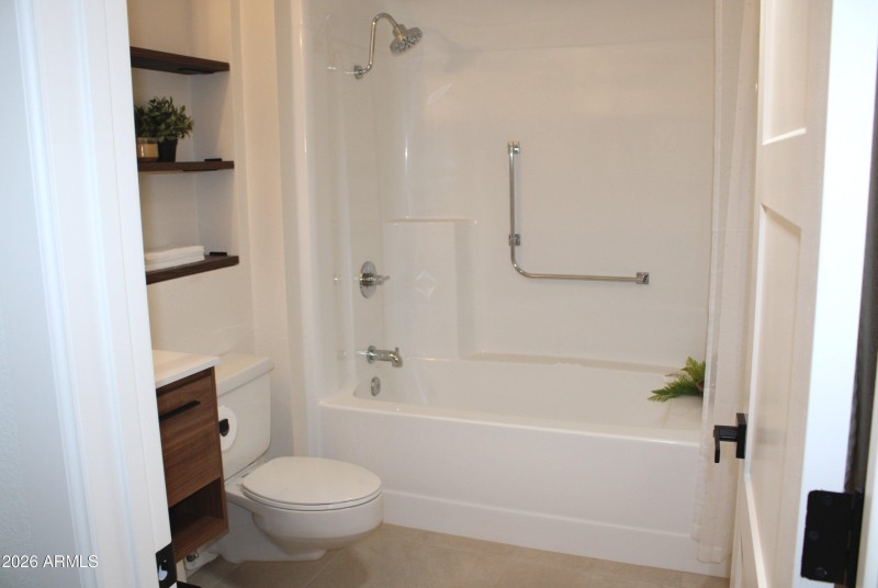 30 - Large Guest Bathroom