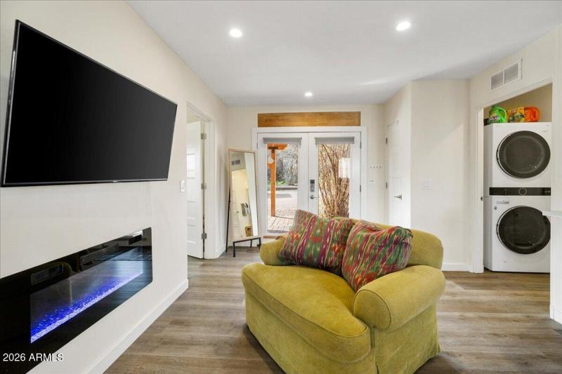 47-Guest House Living