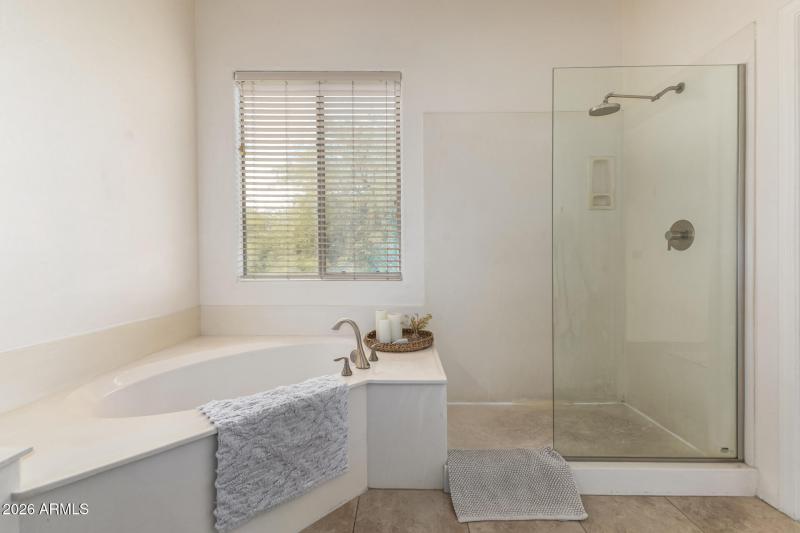 29 - Upstairs Primary Bathtub/Shower