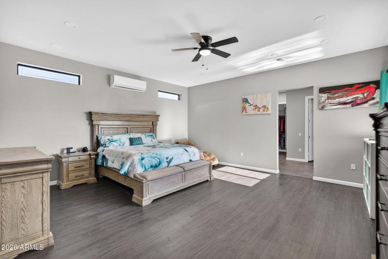Spacious primary bedroom!