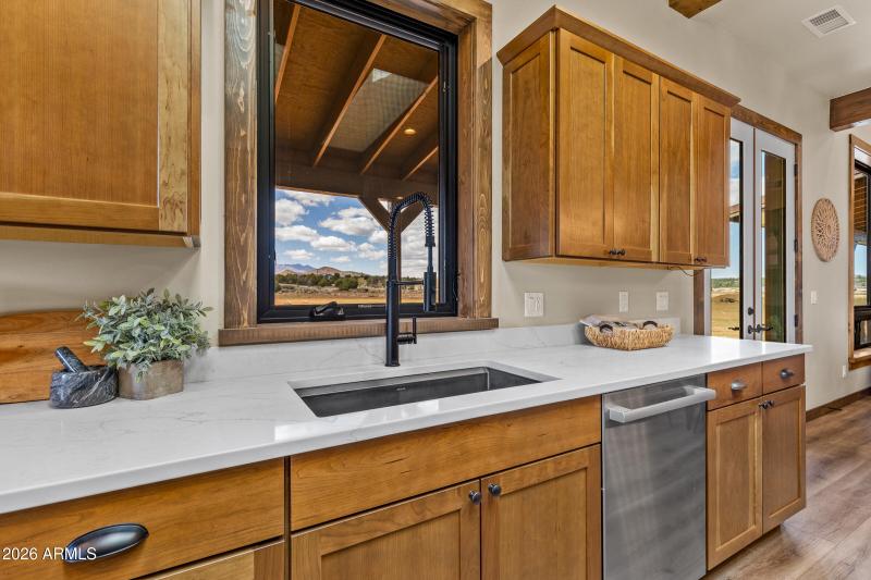 6570 Meadows Lane-19