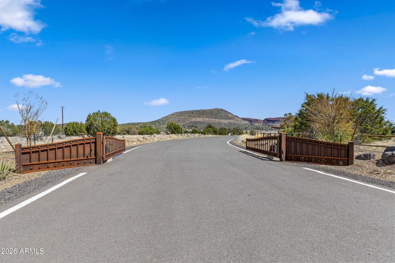 6570 Meadows Lane-39