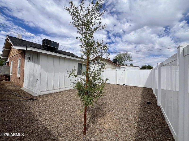 921 Private Yard