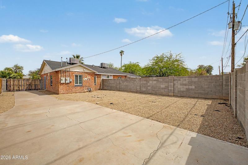 04 - 4222 Private Yard