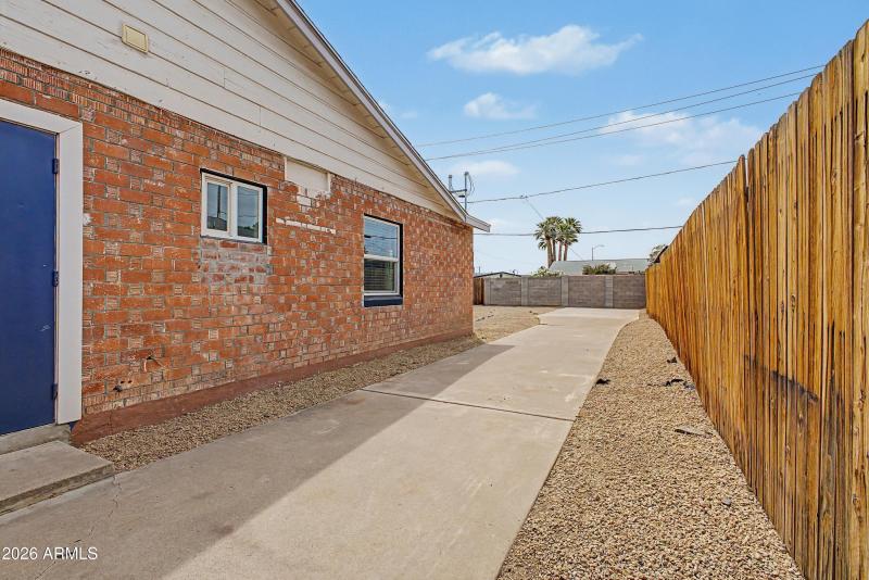 34 - 4222 Private Yard
