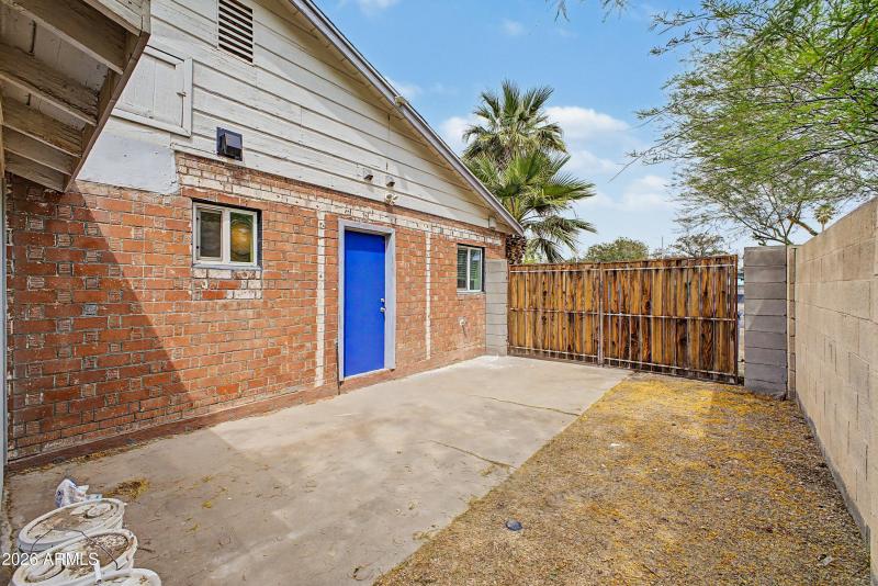 20 - 4220 Private Yard