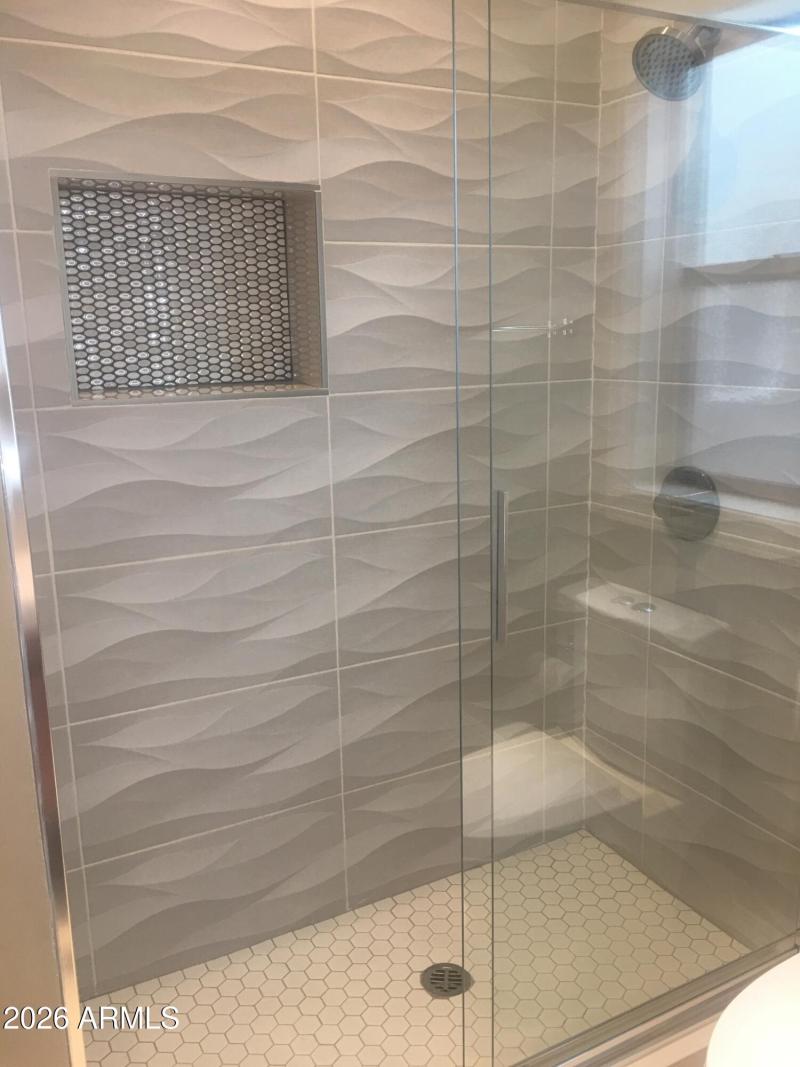 4515 B - Shower