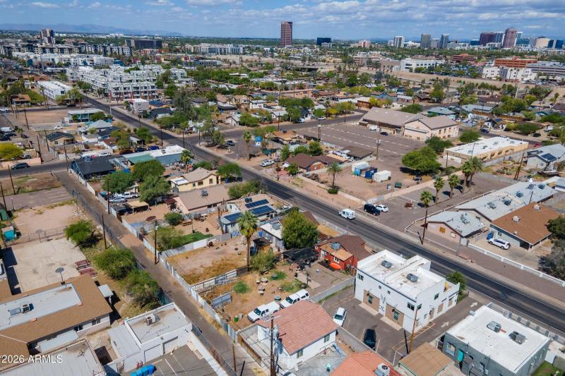 4-custom-1025 E Roosevelt St-4