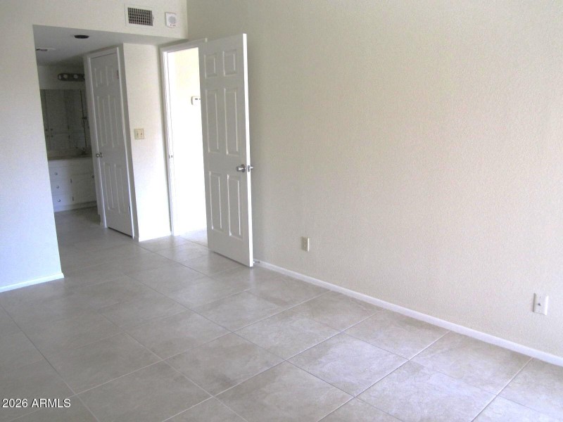 11 419 PRIMARY BR TO VANITY AREA