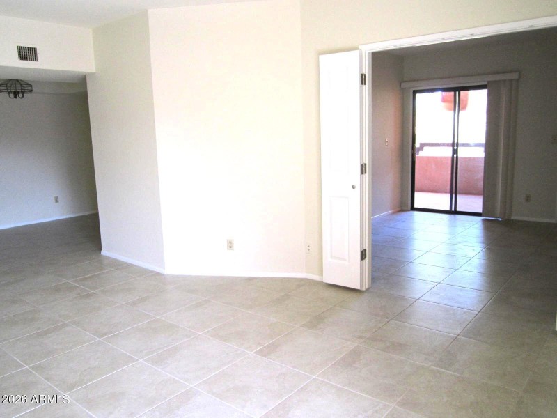 11 419 VIEW FROM LIVING ROOM TO 2ND BEDR