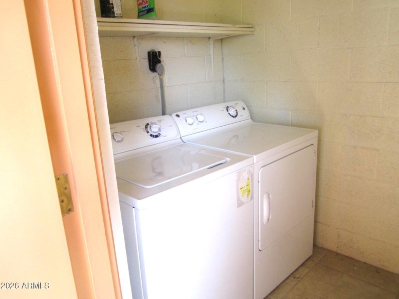 11 419 LAUNDRY ROOM WITH STORAGE SHELVES