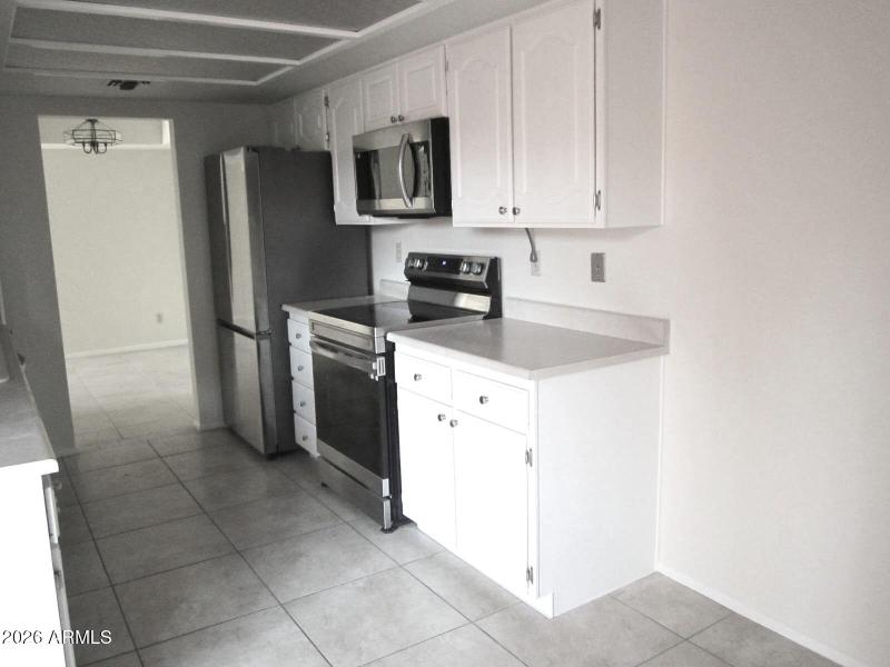 11 419 VIEW KITCHEN TO DINING AREA