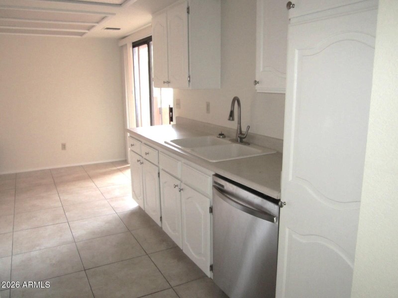 11 419 SS KITCHEN WITH EATING AREA
