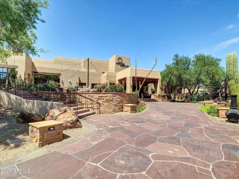 camelback-inn-luxury-resort-entrance-sco
