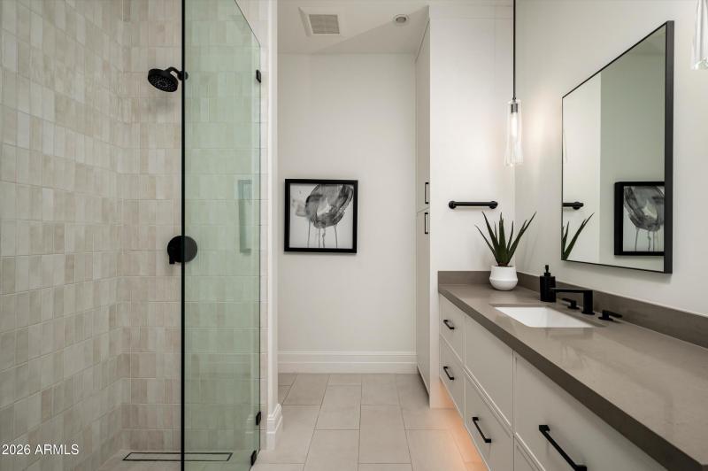 Guest Suite 2 En Suite Bath
