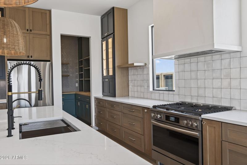 16) KITCHEN