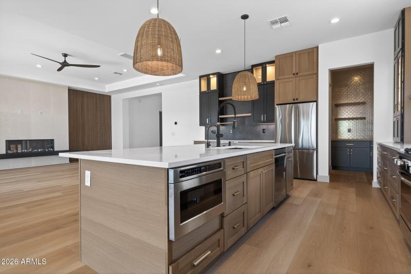 17) KITCHEN