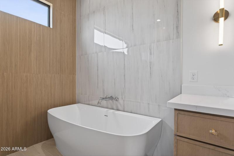 25) PRIMARY BATH