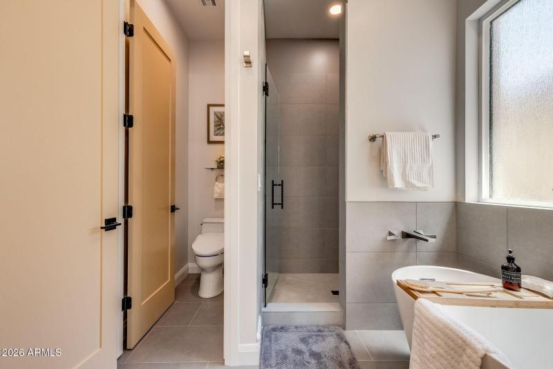 28th toilet/bidet, shower