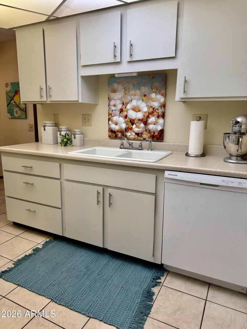 Large open & bright kitchen