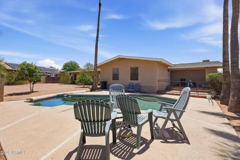 043_Spacious Pool 2