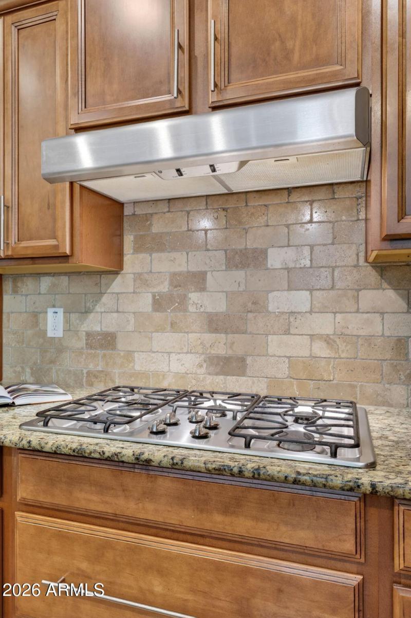 16-web-or-mls-041E Bellerive Pl