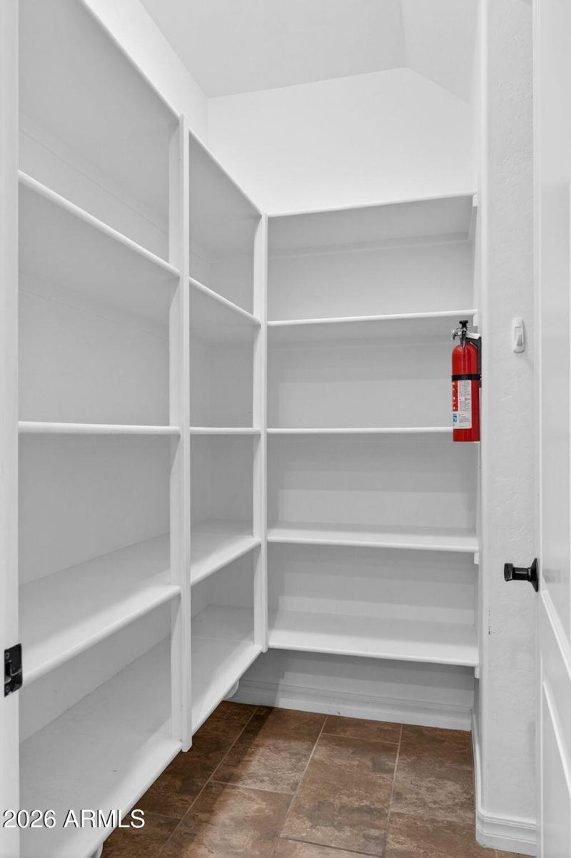 47-web-or-mls-042E Bellerive Pl