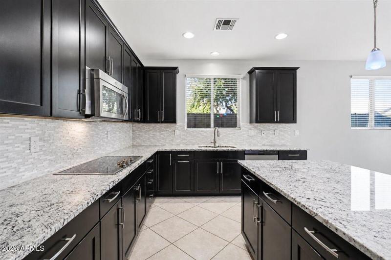 09-3038 W Lynne Ln_RedHogMedia