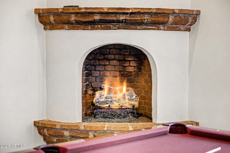 Corner gas fireplace