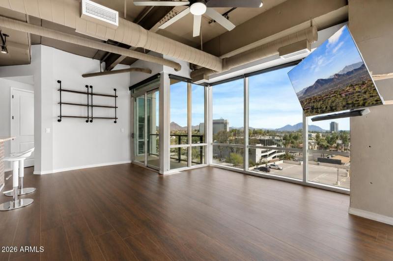 Great Room Camelback Views Empty