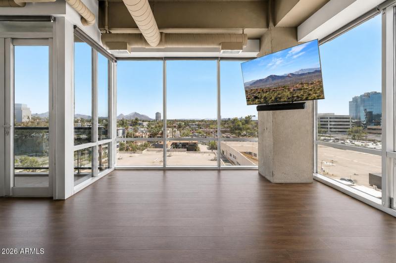 Great Room + Camelback Views Empty
